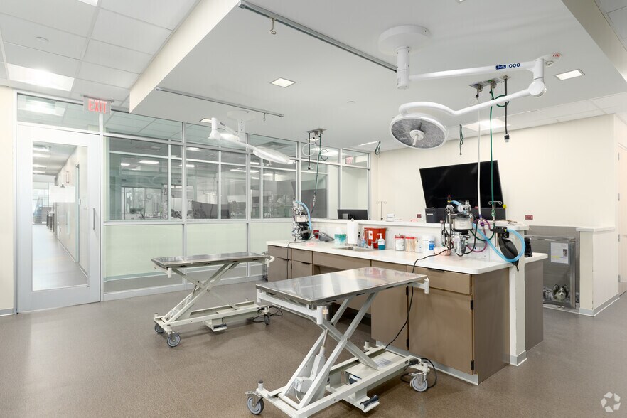More Photos Of 4801 West Fwy, Fort Worth Veterinarian Kennel For Sale