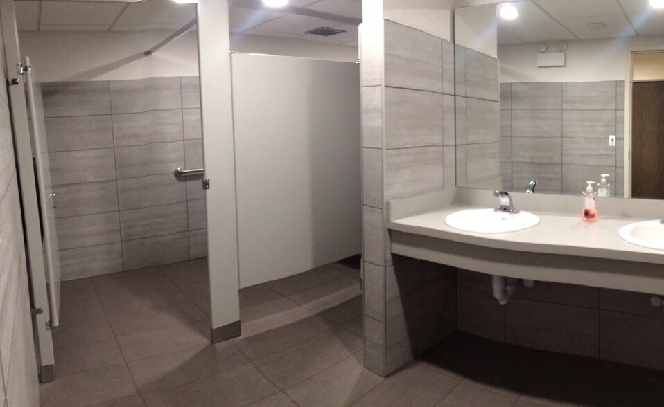 More Photos Of 6200 N Hiawatha Ave, Chicago Office For Lease