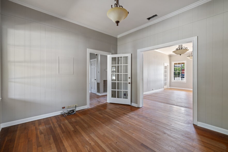 More Photos Of 620 N Main St, Taylor Storefront Retail Office For Sale