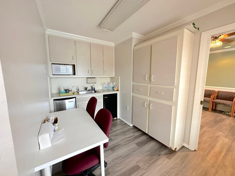 More Photos Of 2221 W Walnut St, Garland Medical For Sale