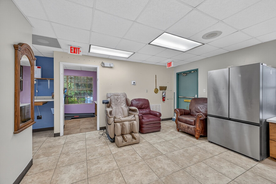 More Photos Of 1500 N Pace Blvd, Pensacola Freestanding For Sale