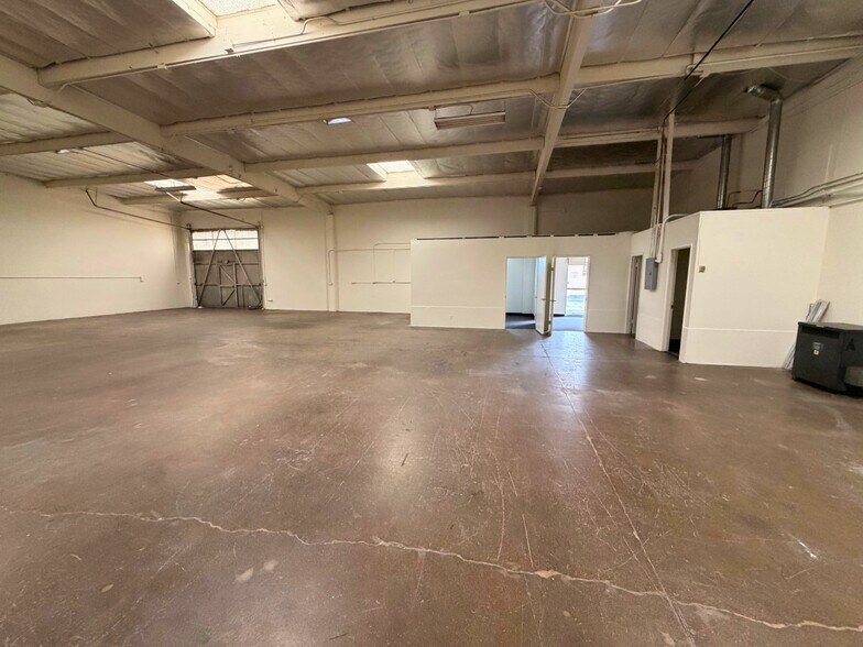 More Photos Of 3035 S Halladay St, Santa Ana Warehouse For Lease