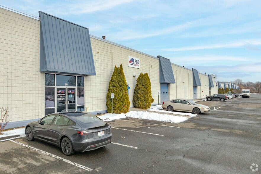More Photos Of 100 Republic Dr, North Haven Warehouse For Lease