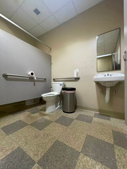 More Photos Of 7075 Kingspointe Pky, Orlando Showroom For Lease