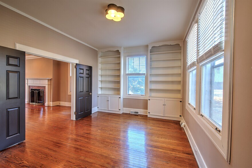 More Photos Of 1011 E Washington St, Greenville Office For Lease