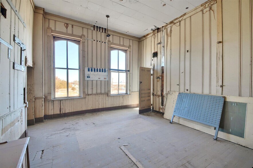 More Photos Of 401 N Main St, Taylor Storefront Retail Office For Sale