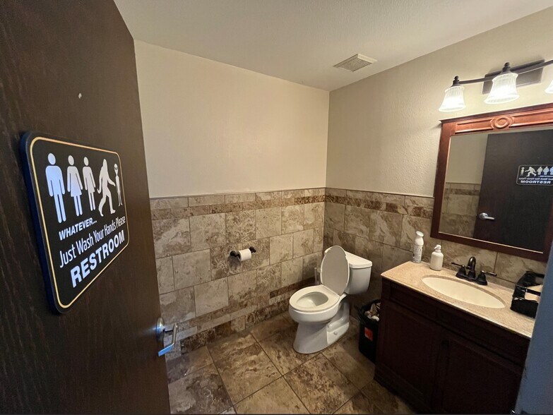 More Photos Of 7079 S Jordan Rd, Centennial Flex For Lease