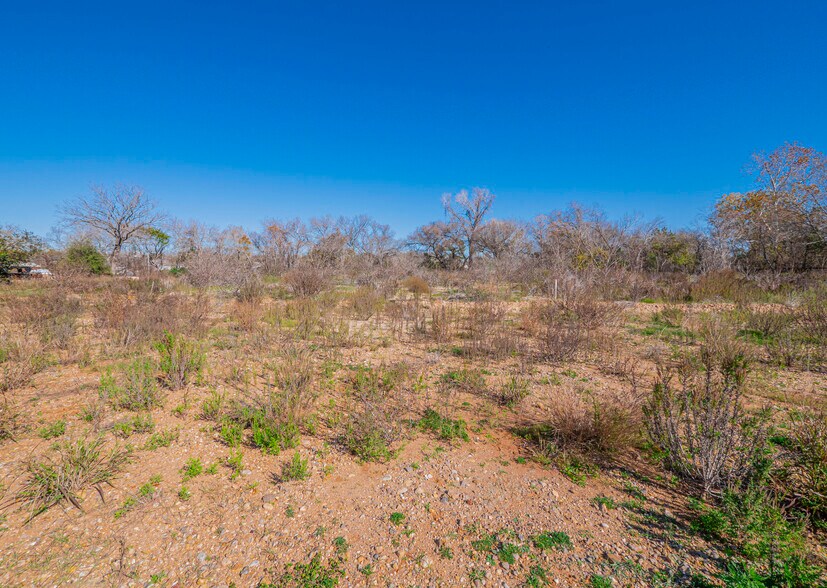 More Photos Of 1561 Pierce Street, Luling Land For Sale