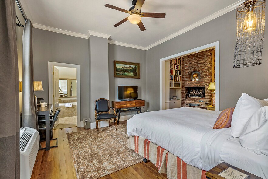 More Photos Of 240 E California St, Jacksonville Hotel For Sale