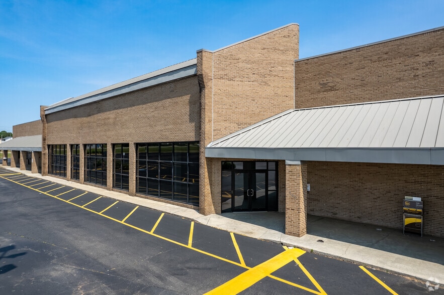 More Photos Of 199-317 Habersham County Shopping Ctr, Cornelia Unknown For Lease