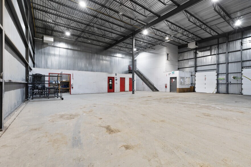 More Photos Of 1665 Rue Atmec, Gatineau Distribution For Lease