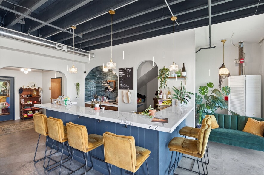 More Photos Of 4517 Market St, Ventura Light Distribution For Sale