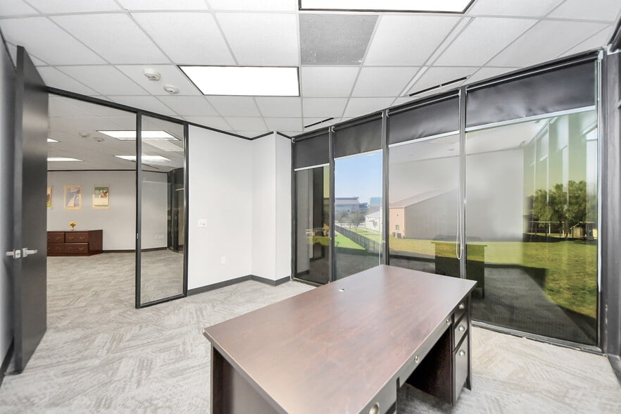 More Photos Of 6100 Corporate Dr, Houston Office For Sale