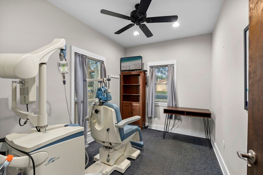 More Photos Of 9518 Tioga Dr, San Antonio Office For Sale