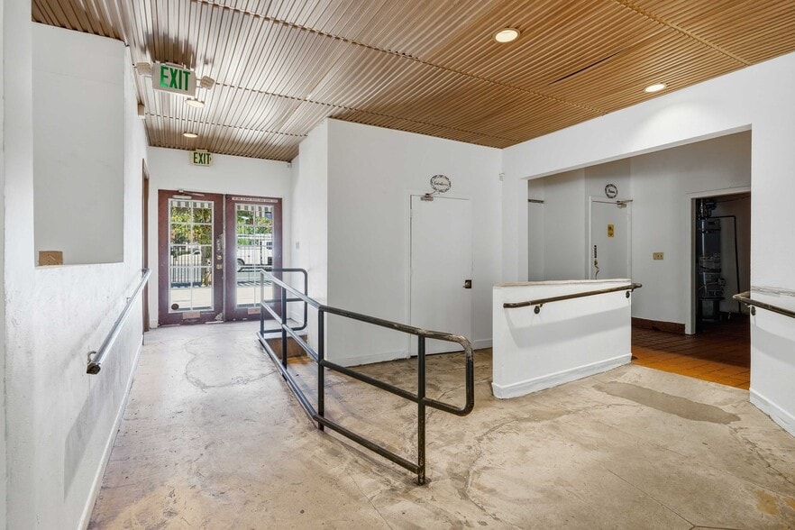 More Photos Of 24258-24274 Main St, Newhall Restaurant For Lease