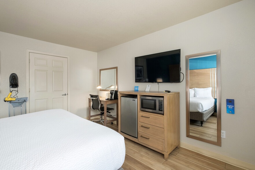More Photos Of 6090 N Blackstone Ave, Fresno Hotel For Sale
