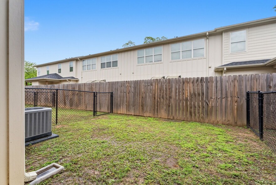 More Photos Of 307 N Henry St, Lindale Apartments For Sale