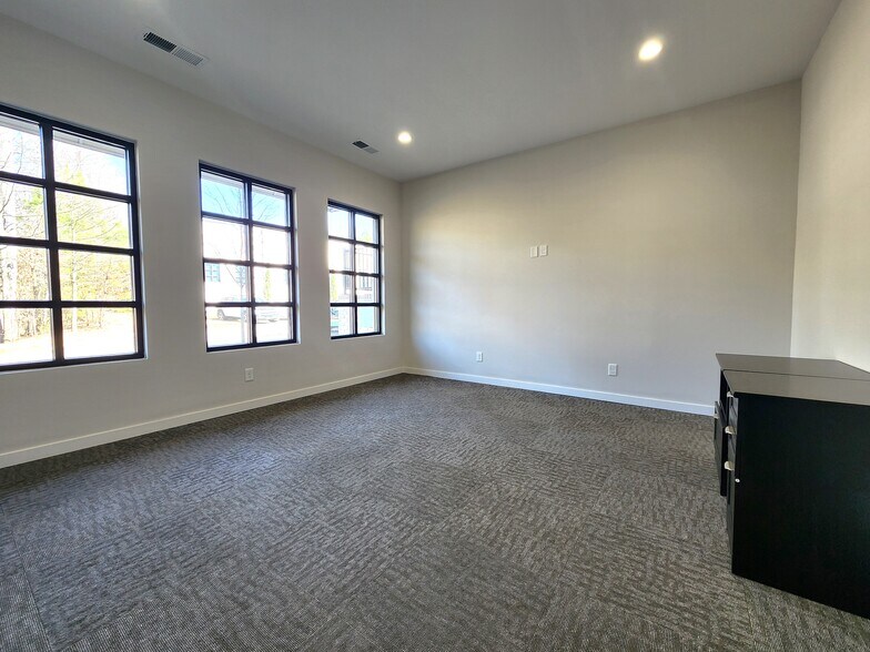 More Photos Of 6110 McFarland Station Dr, Alpharetta Medical For Lease