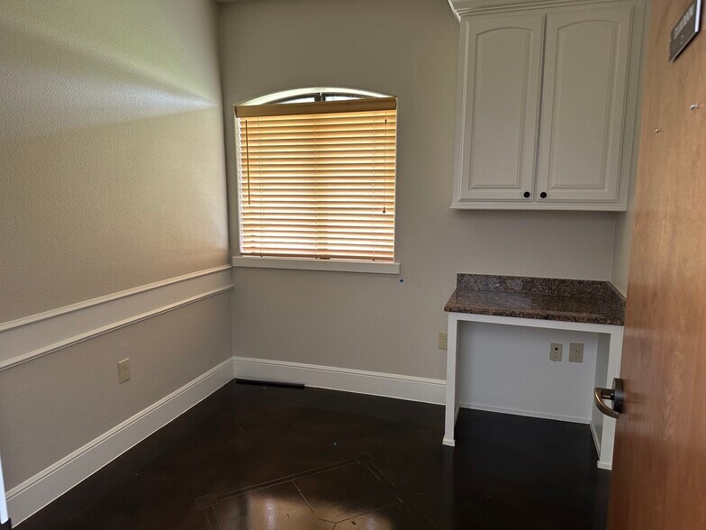 More Photos Of 3120 Medpark Dr, Denton Medical For Sale