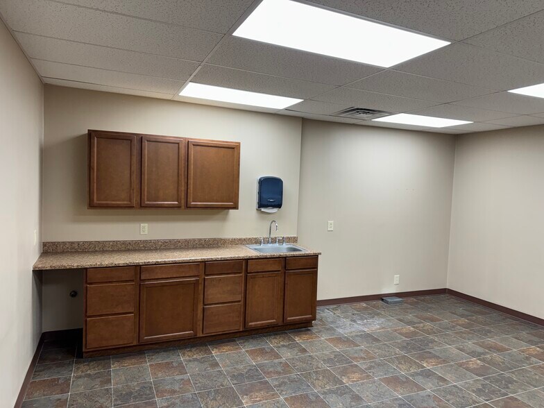 More Photos Of 4600 W St, Lincoln Showroom For Lease