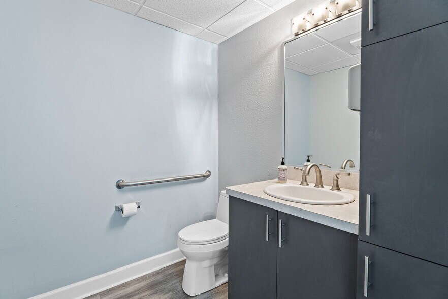More Photos Of 6241 Arc Way, Fort Myers Office For Sale