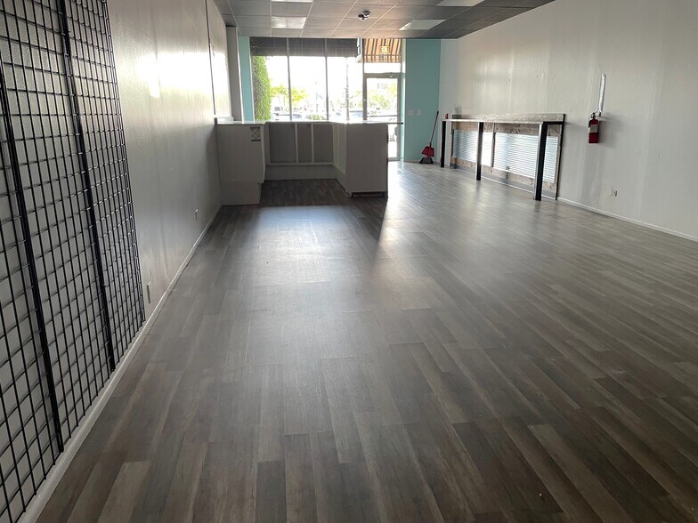 More Photos Of 122B W Calendar Ave, La Grange General Retail For Lease