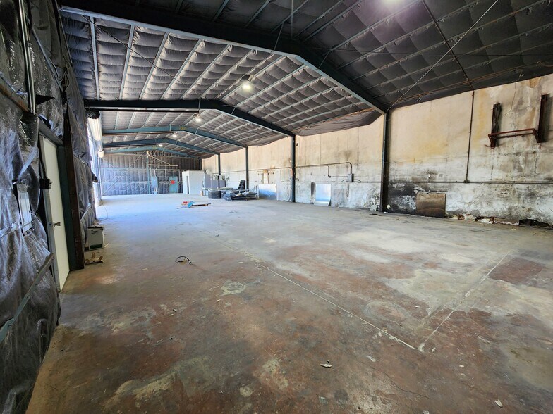 More Photos Of 700 23rd St, Bakersfield Auto Repair For Lease