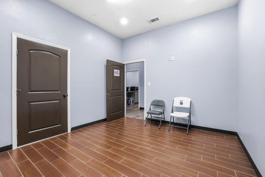 More Photos Of 3301 S State Highway 121, Bonham Showroom For Sale