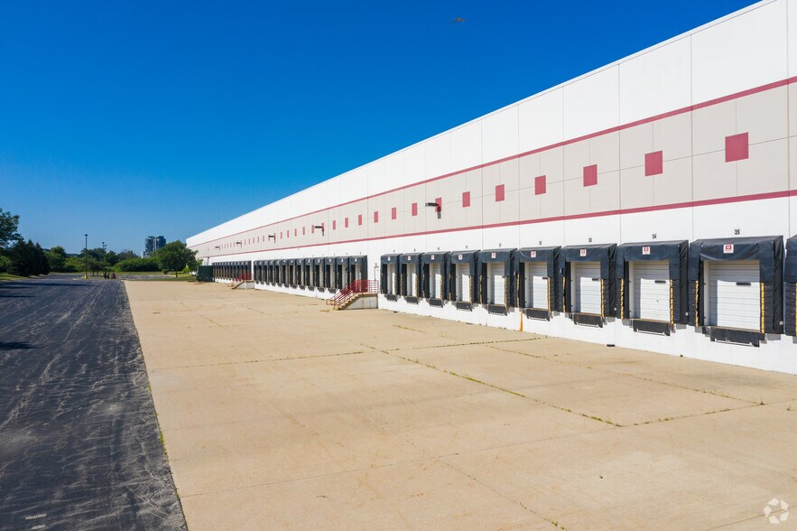 More Photos Of 135-195 E Elk Trl, Carol Stream Distribution For Lease