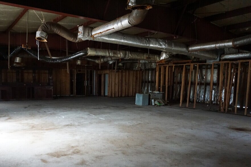 More Photos Of 906 Third St, Lake Arthur Light Manufacturing For Sale