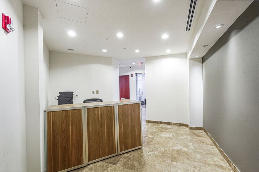 More Photos Of 17501 Biscayne Blvd, Aventura Office For Sale