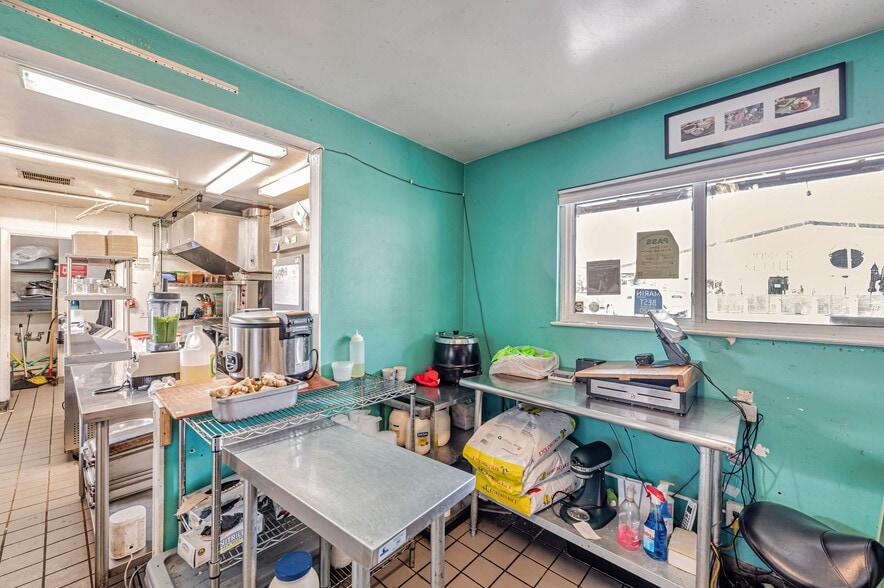 More Photos Of 621-655 Del Ganado Rd, San Rafael Storefront For Sale