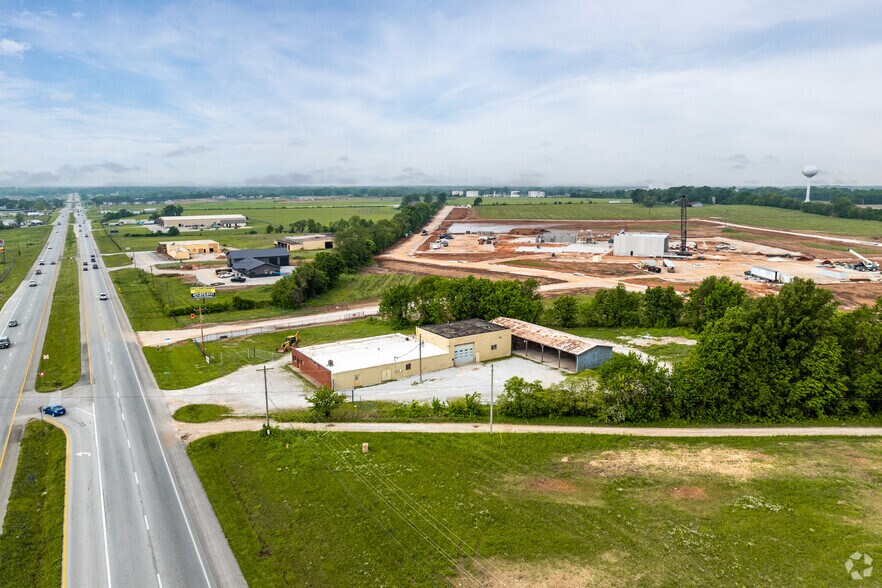 More Photos Of 5905 W US Highway 60, Republic Warehouse For Lease