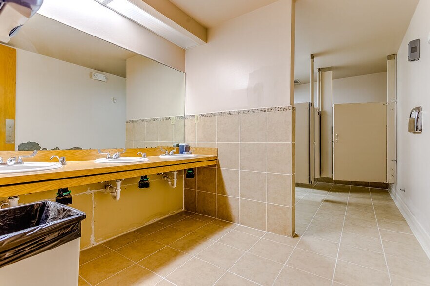 More Photos Of 2350 Valley View Ln, Dallas Loft Creative Space For Lease