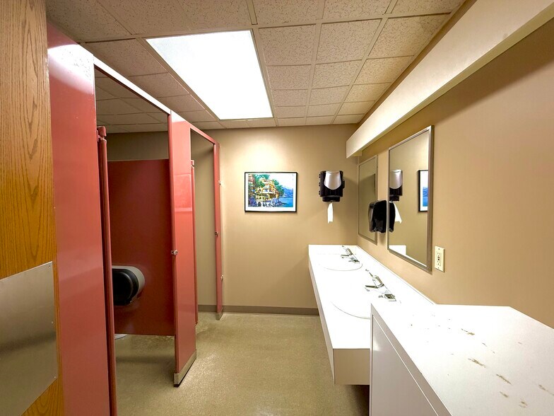 More Photos Of 321 S Blanchard St, Findlay Office For Sale