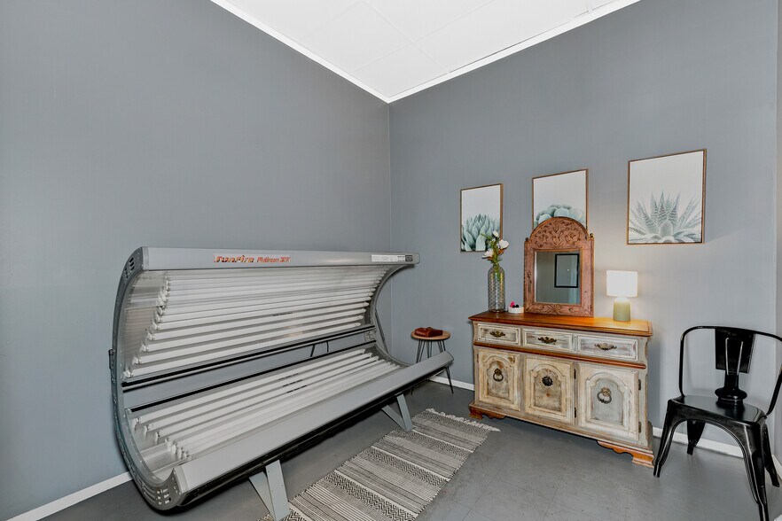 More Photos Of 20 Town Sq, Greenwood Health Club For Sale