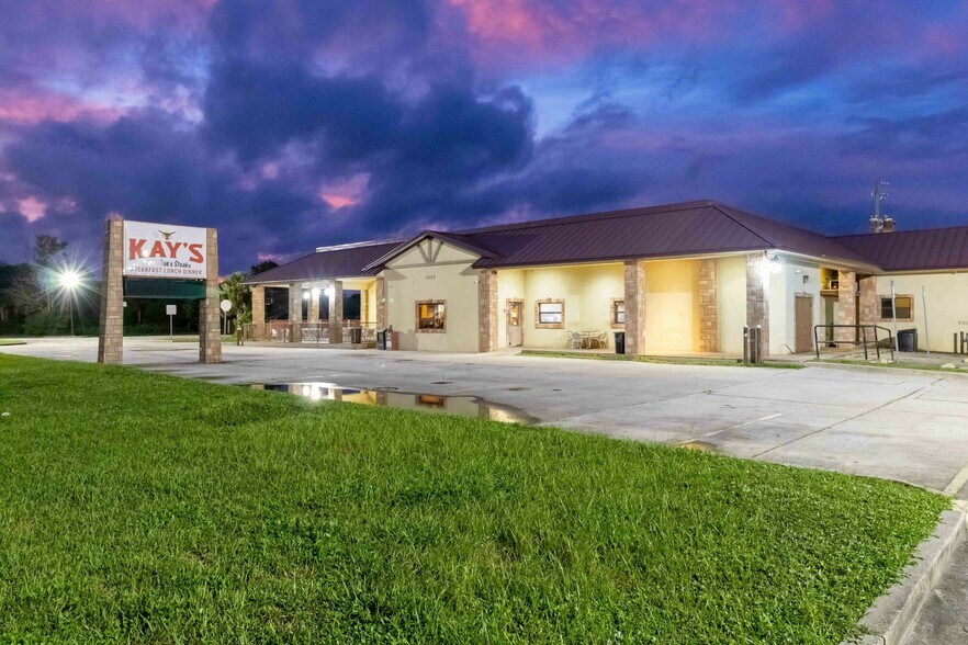 More Photos Of 1552 W King St, Cocoa Restaurant For Sale