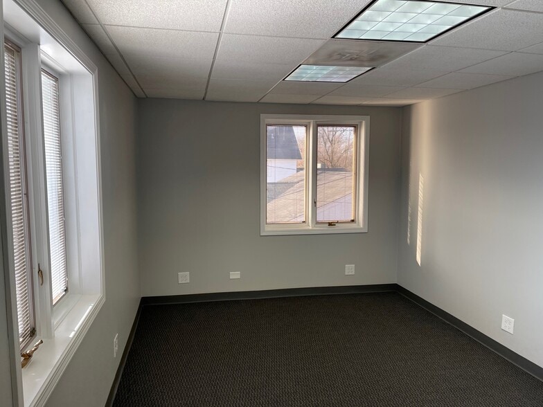 More Photos Of 110 S Hager Ave, Barrington Office For Lease