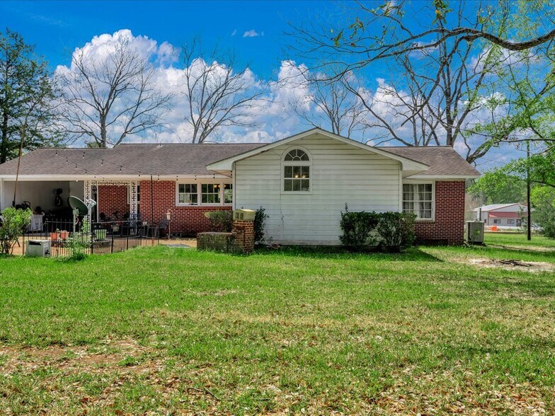 More Photos Of 9021 S US Highway 69, Huntington Flex For Sale