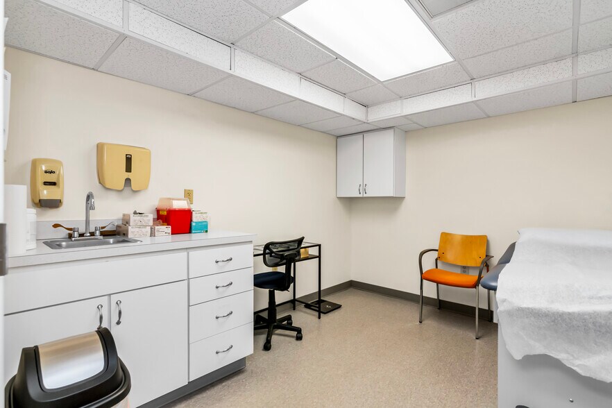 More Photos Of 630 Turnpike St, North Andover Office For Lease