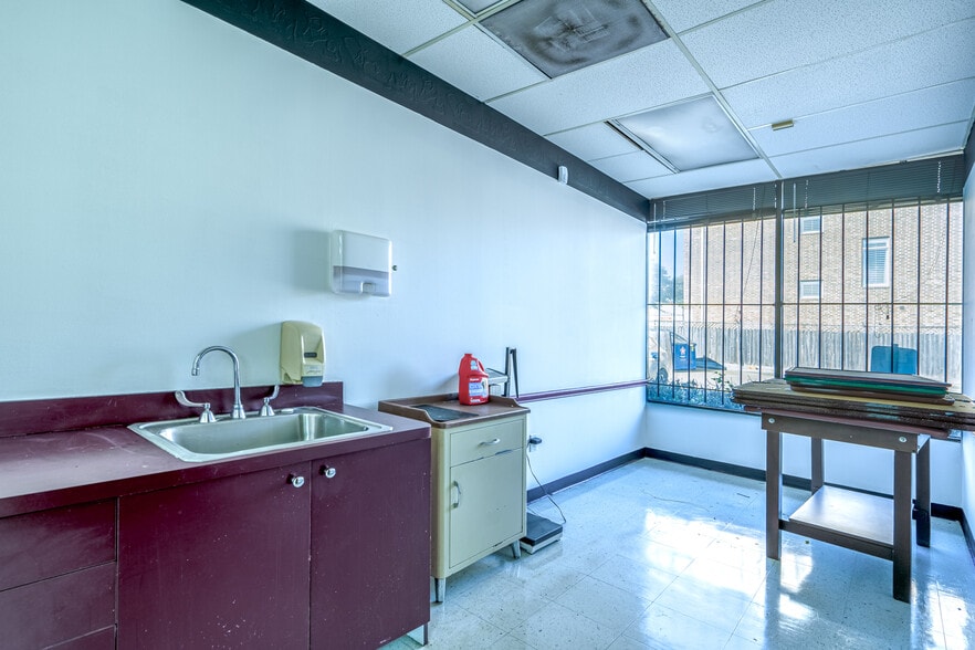 More Photos Of 2424 Hamilton St, Houston Medical For Lease