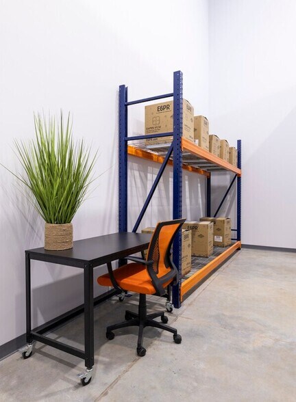 More Photos Of 1027 Outpost Dr, Conroe Showroom For Lease