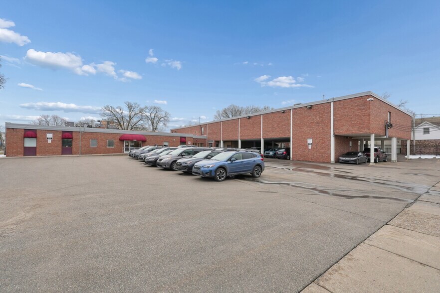 More Photos Of 2500 Park Ave, Minneapolis Office For Sale