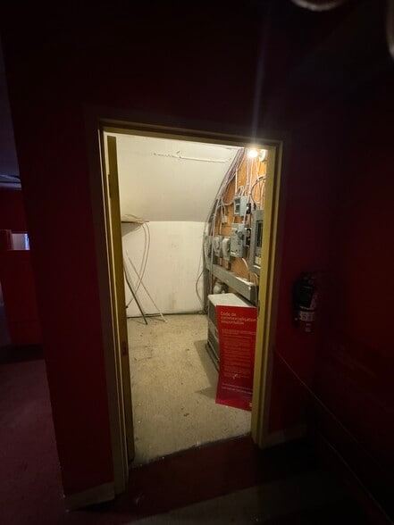 More Photos Of 1055 Boul Saint-Laurent, Montréal General Retail For Lease