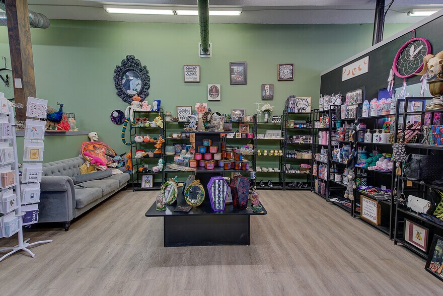 More Photos Of 5020 50 St, Sylvan Lake Storefront For Sale