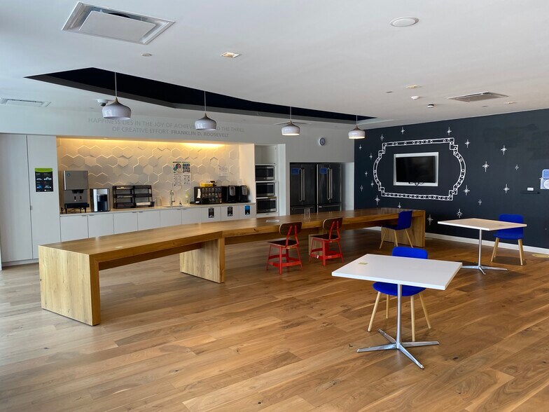 More Photos Of 700 Quaker Ln, Warwick Office For Lease