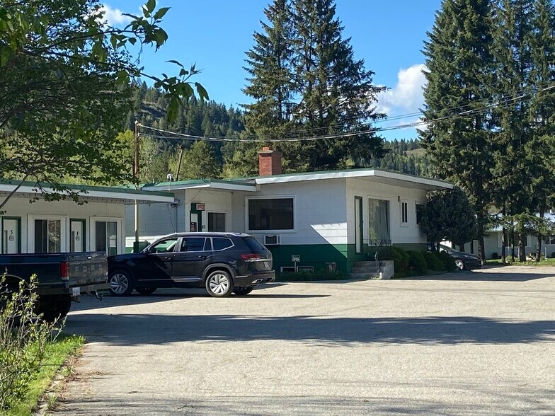 More Photos Of 455 Government St S, Greenwood Hotel For Sale