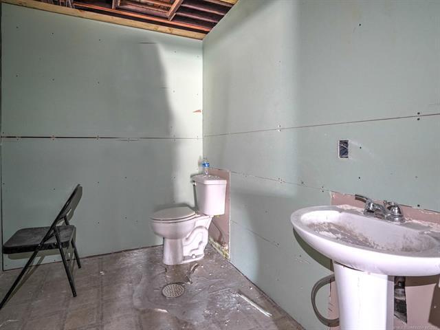 More Photos Of 800 W Okmulgee St, Muskogee Light Distribution For Sale