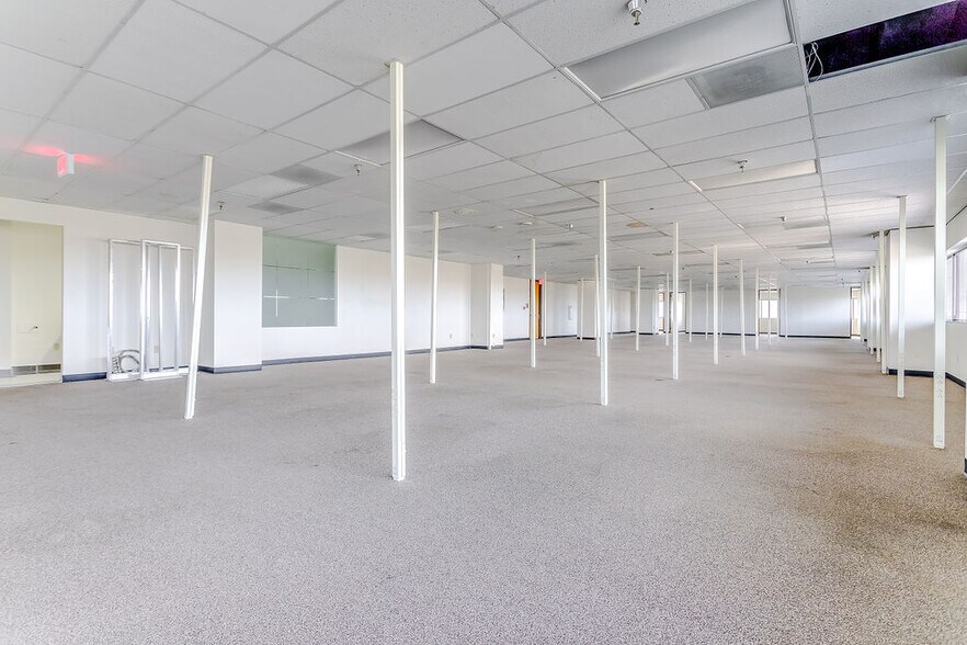 More Photos Of 2350 Valley View Ln, Dallas Loft Creative Space For Lease