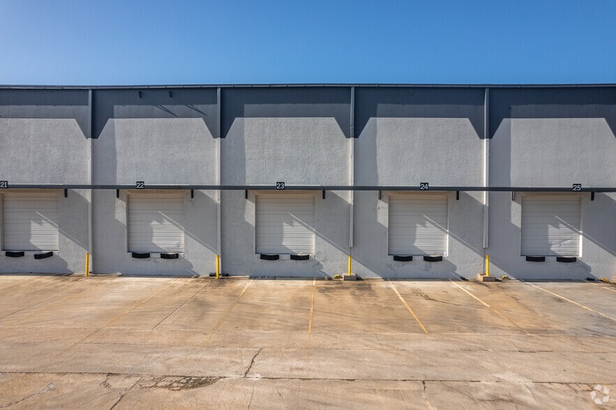 More Photos Of 8330 Endicott Ln, Dallas Warehouse For Lease